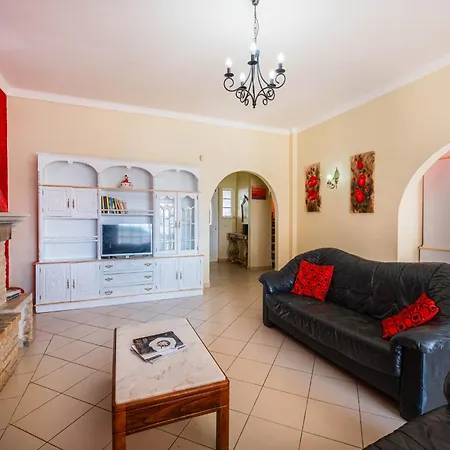 Villa In Algarve With Heated Pool And Beaches Vila